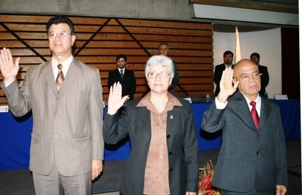 (De izq. a derech.) Alfonso Salazar, Marlene Víquez y Mario Molina al momento de rendir juramento. 