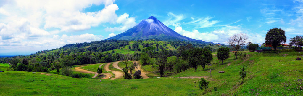 Fotografía de un volcán a lo lejos