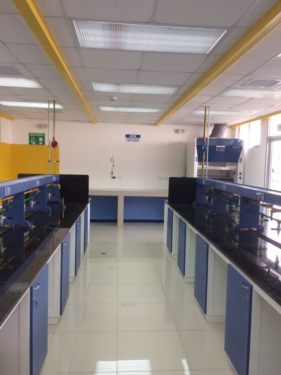 Foto 3. Laboratorio de Química CEU de San José